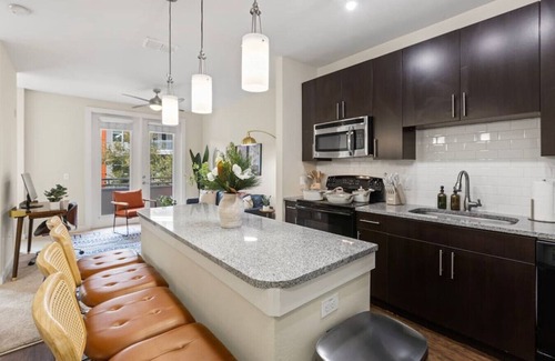 Courier City - Oscawana Apartment | Downtown Luxury APT | Pool | Gym | FREE parking E