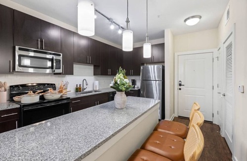 Courier City - Oscawana Apartment | Downtown Luxury APT | Pool | Gym | FREE parking E
