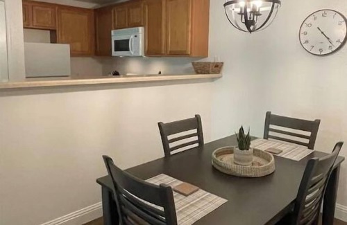 Downtown Condo | Downtown Luxury Condo. Gated, Updated w/Parking, Pool & Gym. Close to hospitals.