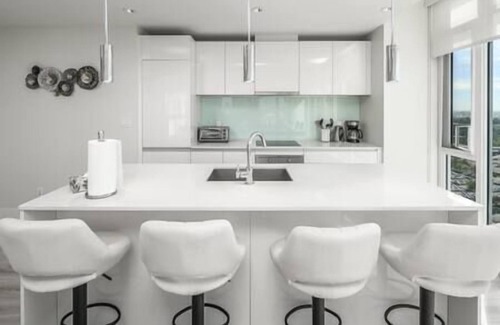 Victoria Park Apartment | Downtown Luxury condo near Stampede/BMO center/LRT/free parking/gym