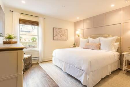 West Dundee Apartment | Downtown Luxury Farmhouse Apartment #1