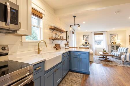 West Dundee Apartment | Downtown Luxury Farmhouse Apartment #3