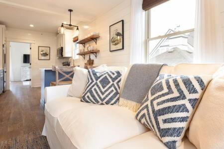 West Dundee Apartment | Downtown Luxury Farmhouse Apartment #3