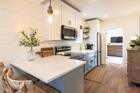 West Dundee Apartment | Downtown Luxury Farmhouse Apartment #4