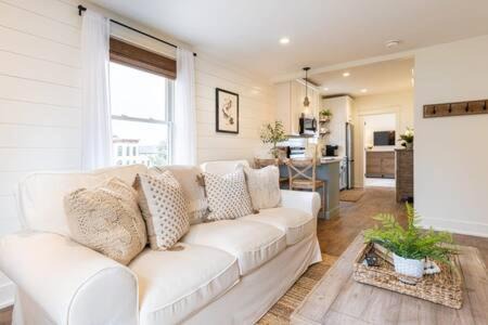 West Dundee Apartment | Downtown Luxury Farmhouse Apartment #4