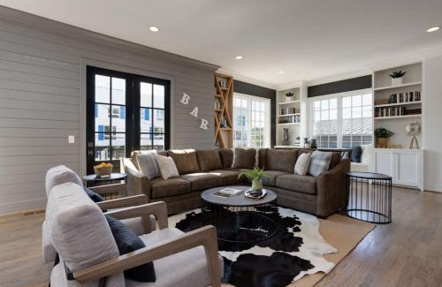 South Nashville House | Downtown Luxury Large Townhome Lots Of Beds