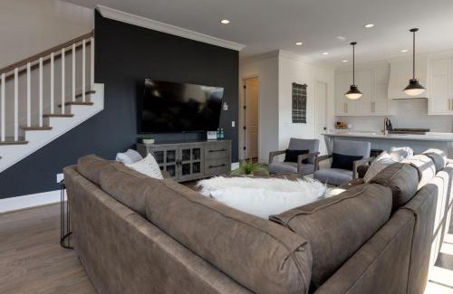 South Nashville House | Downtown Luxury Large Townhome Lots Of Beds