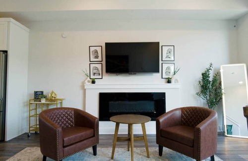 Downtown Cleveland House | Downtown Luxury Walk to stadiums Free parking