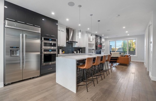 Southwest Calgary House | Downtown Luxury with Fast Wi-Fi & Amazing Kitchen!