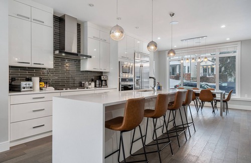 Southwest Calgary House | Downtown Luxury with Fast Wi-Fi & Amazing Kitchen!