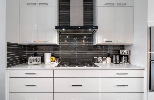 Southwest Calgary House | Downtown Luxury with Fast Wi-Fi & Amazing Kitchen!