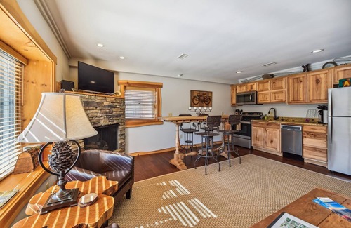 Blowing Rock Cottage | Downtown Main Street 2 BR Top Rated Vacation Getaway w/Outdoor Fireplace "BEAR"