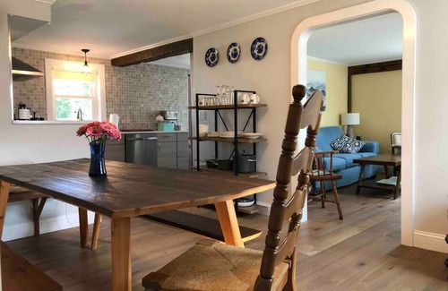 Manchester Center House | Downtown Manchester Center. SKI Bromley in 12 min, Stratton Mountain in 25 min.