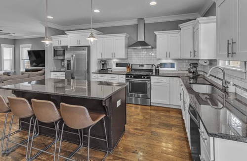 Talbot's Corner House | Downtown Mansion TWO 4BD/3BA w/2 HOTTUBS - Sleeps 24+