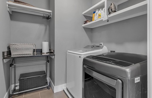Talbot's Corner House | Downtown Mansion TWO 4BD/3BA w/2 HOTTUBS - Sleeps 24+