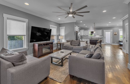 Talbot's Corner House | Downtown Mansion TWO 4BD/3BA w/2 HOTTUBS - Sleeps 24+