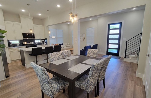 McKinney House | Downtown McKinney Townhouse, walking distance to the Historic District !