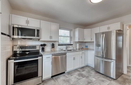 Edwardsville House | Downtown Midcentury Home- Walk to Everything!