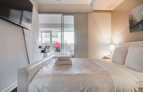 Financial District Condo | Downtown-Modern-Bright Steps to Shangri-La Hotel