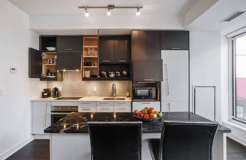 Financial District Condo | Downtown-Modern-Bright Steps to Shangri-La Hotel