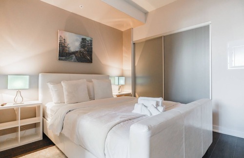 Financial District Condo | Downtown-Modern-Bright Steps to Shangri-La Hotel