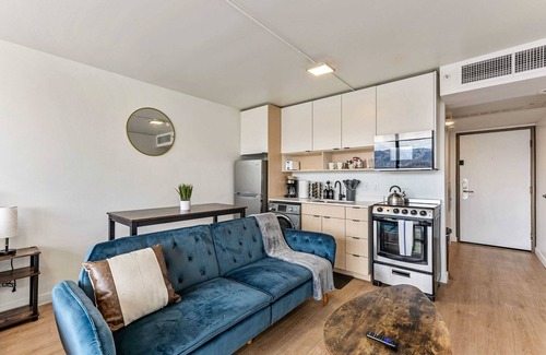 People's Freeway Apartment | Downtown Mountain View Free Pkg, Gym