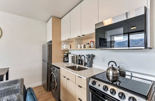 People's Freeway Apartment | Downtown Mountain View Free Pkg, Gym