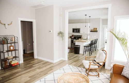 New Albany House | Downtown NA, close to LOU