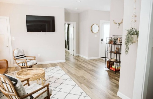 New Albany House | Downtown NA, close to LOU
