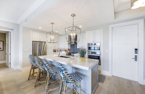 Redevelopment Area Condo | Downtown Naples - Luxury Apartment with all amenities near Beach and 5th Ave.