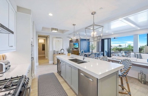 Redevelopment Area Condo | Downtown Naples - Luxury Apartment with all amenities near Beach and 5th Ave.