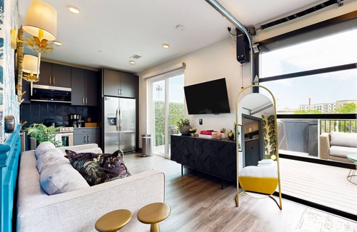 Rolling Mill Hill Condo | Downtown Nashville rooftop studio condo with city views and private balcony