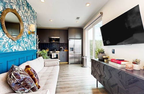 Rolling Mill Hill Condo | Downtown Nashville rooftop studio condo with city views and private balcony