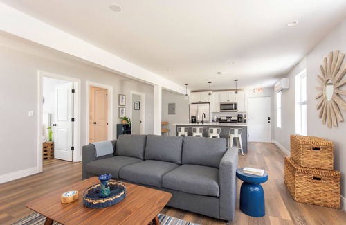 New Buffalo Condo | Downtown New Buffalo Suite 1A , Walk to Beach, King Beds