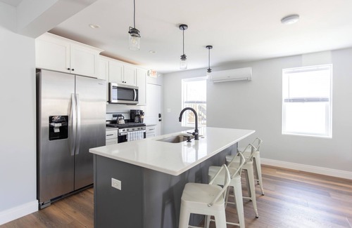 New Buffalo Condo | Downtown New Buffalo Suite 1A , Walk to Beach, King Beds