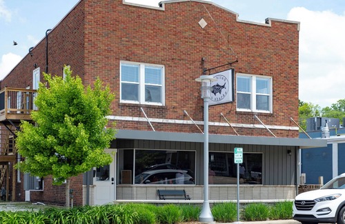 New Buffalo Condo | Downtown New Buffalo Suite 1A , Walk to Beach, King Beds