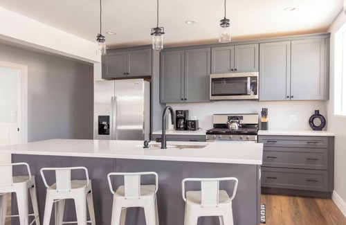 New Buffalo Condo | Downtown New Buffalo Suite 2B , Walk to Beach, King Beds