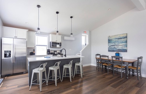 New Buffalo Condo | Downtown New Buffalo Suite 2A , Walk to Beach, King Beds