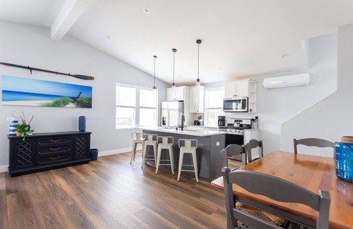 New Buffalo Condo | Downtown New Buffalo Suite 2A , Walk to Beach, King Beds