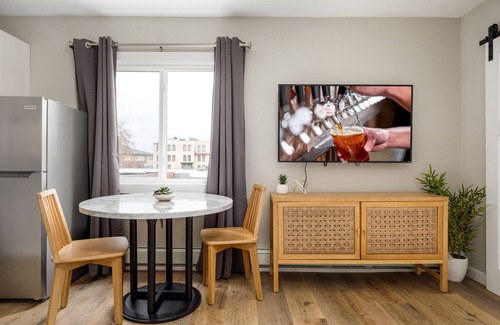 Traverse City Apartment | Downtown Newly Remodeled Apartment | AC | Beach | Restaurants | Breweries | Nightlife |
