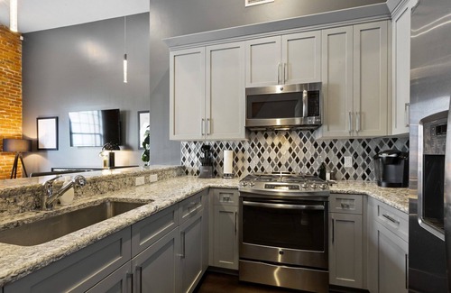 Arts/Warehouse District Apartment | 💜 Downtown NOLA 4Bed/4Bath! Queen Sleeper + Balconies 💜