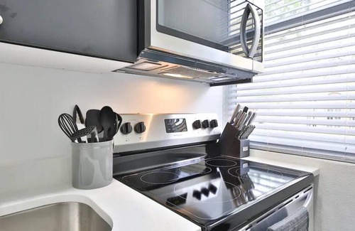 Gillespie Park House | Downtown Oasis Work Relax and Bring Your Pet