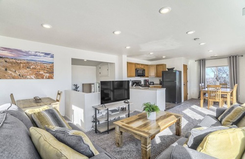 Colorado Springs House | Downtown & OCC!, Beautiful Mountain Views, AC!, OS Parking, Wifi