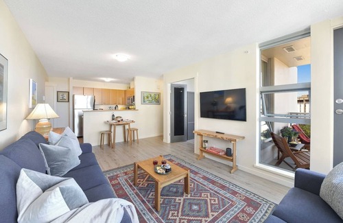 Downtown Victoria Condo | Downtown Ocean & Mountain Views with Parking