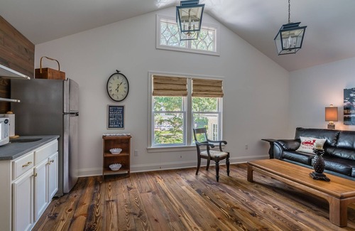 Oxford Apartment | Downtown on South Lamar Walk to the Square and Campus