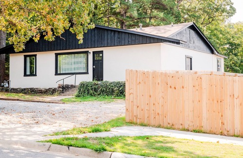 Fayetteville House | Downtown on Township! 6 min From UofA! Walkable amenities!