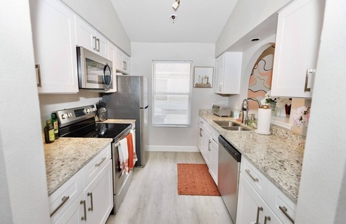 Holden-Paramore House | Downtown Orlando Creative Oasis- Hand Painted Murals & Free Parking.