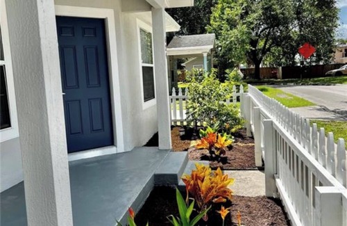 Holden-Paramore House | Downtown Orlando Creative Oasis- Hand Painted Murals & Free Parking.