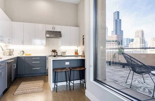 Printers Row Condo | Downtown Penthouse 5bd VIEWS|Parking, Gym+Pool