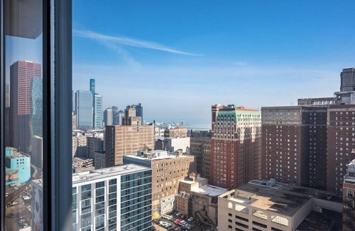 Printers Row Condo | Downtown Penthouse Lake Views #1|Gym, Parking+Pool